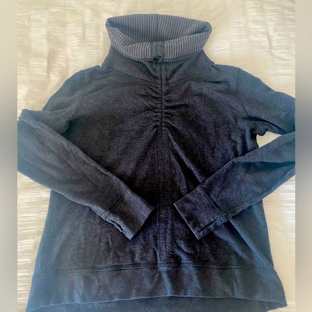 Lululemon reversible sweatshirt scuba neck sweatshirt gray/stripes size medium